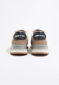 Bruine en beige sneakers van synthetisch en suede materiaal, met een grijze tussenzool en een zwarte hiel tab met "BIMBA Y LOLA" in witte tekst.