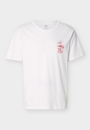 Άσπρο T-shirt Levi's με μικρό κόκκινο γραφικό ενός τοστιέρα που φοράει γυαλιά ηλίου κάτω από μια ομπρέλα και το κείμενο "Κρατώντας τις Ψωμάκια Ζεστά."