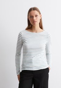 Langermet skjorte laget av myk stoff, med horisontale lyseblå og hvite striper, rund hals og en figursydd fasong.