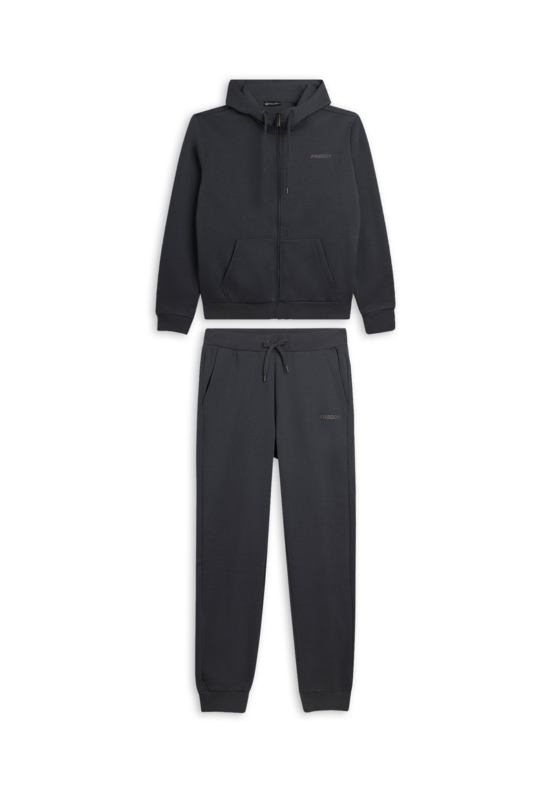 Conjunto de sudadera con capucha y pantalones de chándal gris oscuro hecho de tela suave. Sudadera con capucha con cremallera y bolsillos delanteros, pantalones con cintura ajustable con cordón.