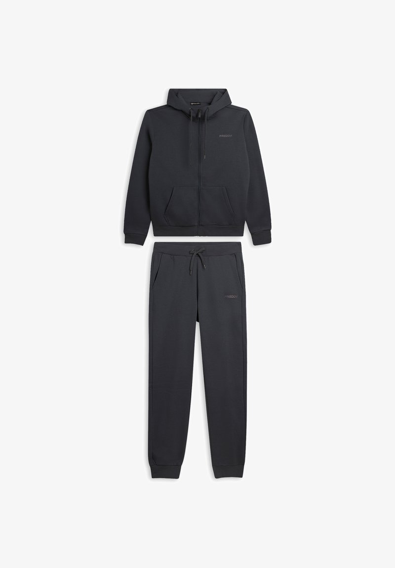 Conjunto de sudadera con capucha y pantalones de chándal gris oscuro hecho de tela suave. Sudadera con capucha con cremallera y bolsillos delanteros, pantalones con cintura ajustable con cordón.