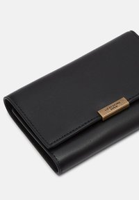 Czarny skórzany portfel o fakturowanej powierzchni, z zapięciem w kolorze złotym z nazwą marki "LIEBESKIND BERLIN". Kompaktowy i prostokątny kształt.