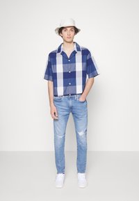 Levi's® 512™ SLIM TAPER - Calças de ganga justas - medium indigo worn in