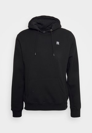 Černá mikina s kapucí vyrobená z bavlněné směsi, obsahuje přední kapsu, nastavitelné šňůrky a malé bílé logo na levé části hrudi.