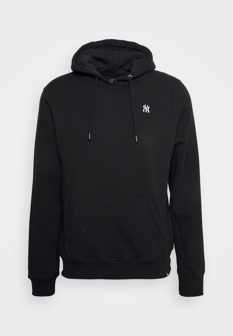 Zwarte hoodie van een katoenmix, met een voorzak, verstelbare koordjes en een klein wit logo op de linkerkant van de borst.