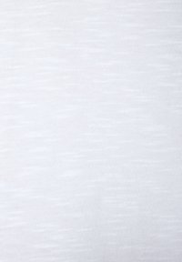 Valge kangas peene tekstuuriga mustriga, millel on heledad ja tumedad triibud, luues õrna ja pehme välimuse.