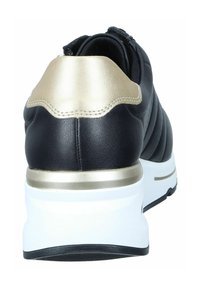 Schwarzer Lederturnschuh mit goldenen Akzenten, ausgestattet mit einem gepolsterten Schaft, einem gesteppten Design an der Ferse und einer weißen sowie schwarzen Gummisohle.