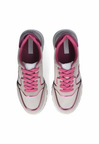 Hellgraue Sportschuhe mit pinken Schnürsenkeln und Akzenten, mit einer glatten Textur und einer runden Sohle. Enthält ein glänzendes Fersendetail.