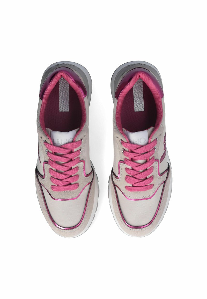 Lichtgrijze sportschoenen met roze veters en accenten, met een gladde textuur en een ronde zool. Bevat een glanzend hieldetail.