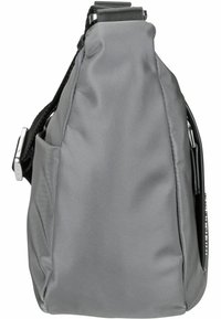 Borsa a tracolla in tessuto grigio con superficie texturizzata, forma angolare, cintura regolabile e una tasca laterale con zip per ulteriore spazio di archiviazione.