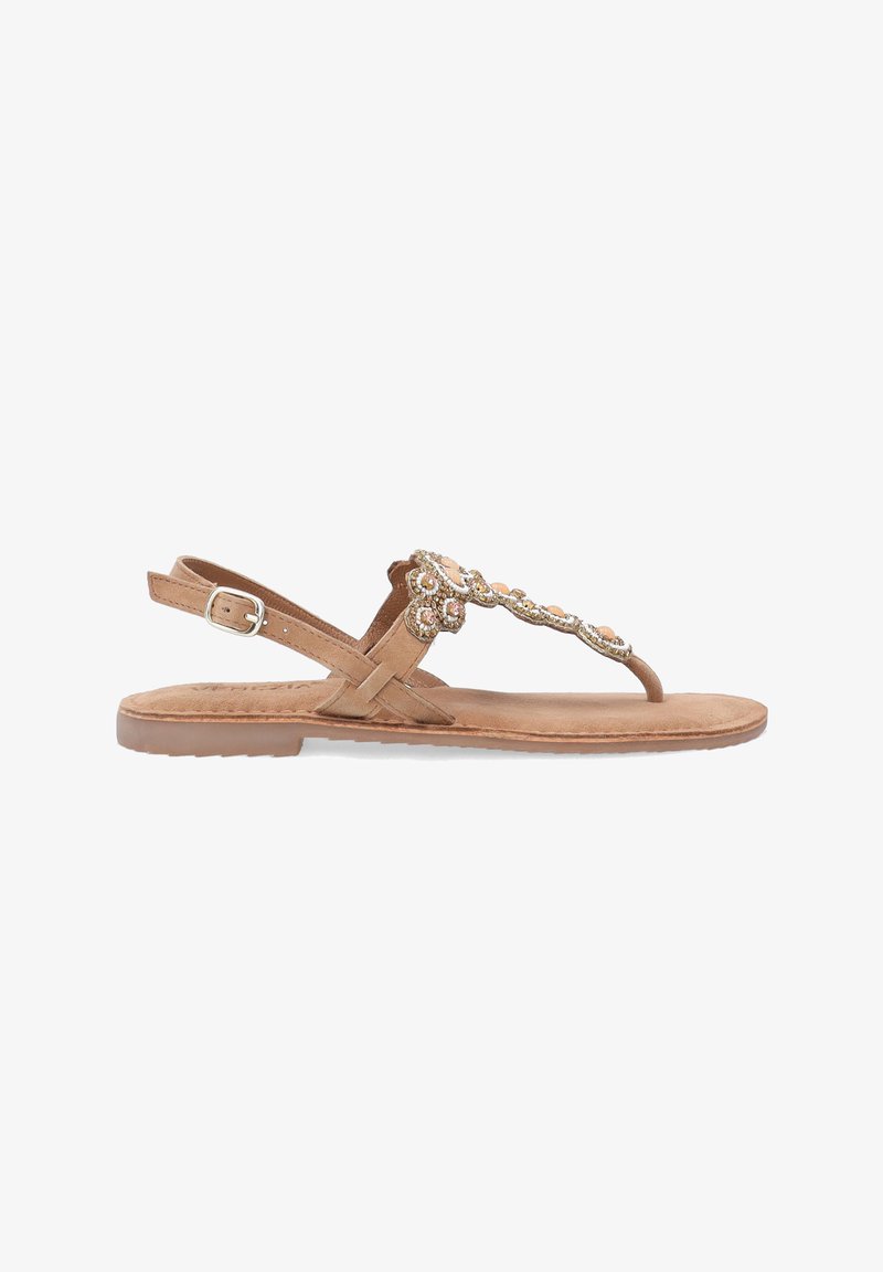 Sandales plates brunes avec une sangle décorative en perles, une boucle ajustable à la cheville et une semelle intérieure douce et texturée pour le confort.