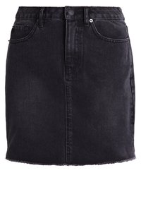 Mini-jupe en denim noire avec fermeture devant par bouton et zip, passants de ceinture, cinq poches et ourlet brut. La jupe est posée à plat sur un fond blanc.