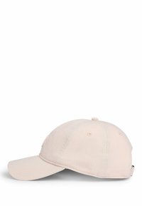 Ljusrosa bomull baseballkeps med en böjd skärm, stuckna detaljer och ventilationshål på kronan. Justerbar rem bak.