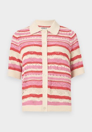 Kortærmet strikket cardigan med beige krave og knapstolpe, med horisontale striber i rødt, pink og beige blonde mønster.