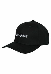 Cappellino da baseball nero in cotone con visiera curva. Presenta un ricamo bianco "SIXTHJUNE" sulla parte anteriore. Sei fori di ventilazione.