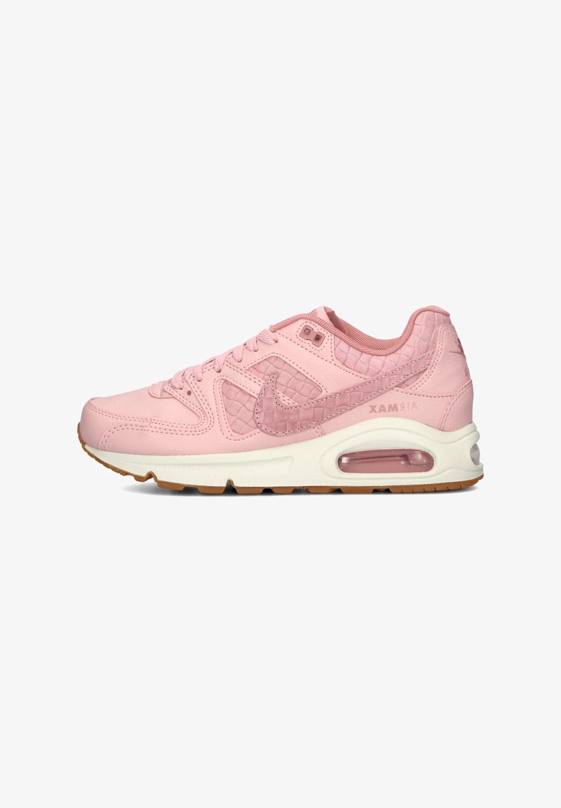 Růžové tenisky Nike Air Max s texturovaným swooshem a patou, bílou mezipodešví s viditelným vzduchovým polštářem a podešví z gumy.