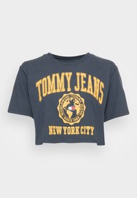 Zkrácené, volné tričko tmavě šedé barvy s žlutým textem "TOMMY JEANS" a designem loga. Krátké rukávy a kulatý výstřih.