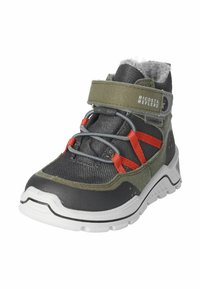 Zapatilla infantil alta con parte superior de sintético negro, acentos en gris y verde, cordones rojos y una correa de cierre de gancho y bucle para un ajuste seguro. Suela blanca.