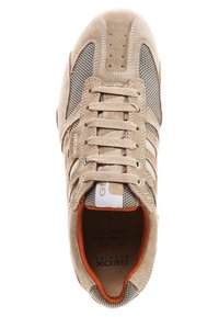 Sneaker Geox beige con pannelli in suede e mesh, lacci beige, etichetta logo bianca e fodera interna arancione vista dall'alto.