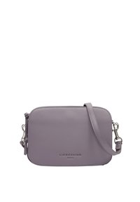 Lila Leder-Crossbody-Tasche mit rechteckiger Form, verstellbarem Riemen, Reißverschlussverschluss und eingeprägtem Markenlogo auf der Vorderseite.