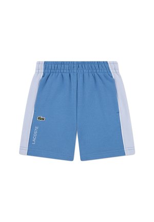 Shorts de sport bleus avec des bandes blanches latérales, taille élastique et logo Lacoste avec un crocodile vert sur la jambe gauche.