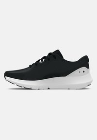 Chaussure de sport noire avec une tige en mesh respirant, dotée d'une semelle intermédiaire blanche, de détails texturés et de lacets noirs. Design minimaliste.