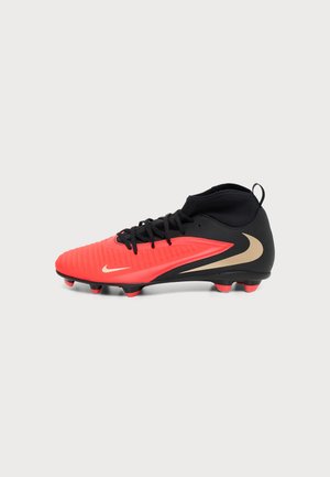 Chaussure de football noire et rouge avec le logo doré Nike, lacets noirs, col haut à la cheville et crampons rouges sur fond blanc.
