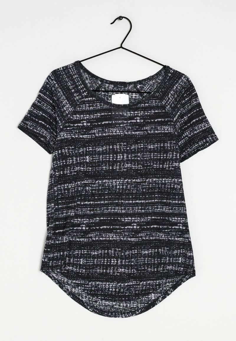 Camisa de manga corta a rayas en blanco y negro con cuello redondo, que presenta un diseño de rayas texturizadas y un dobladillo curvado.