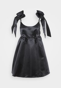 Svart satin klänning med en åtsittande bodice och en utsvängd kjol. Har breda band som knyts och en samlad midja för extra detalj. Slät textur genom hela klänningen.