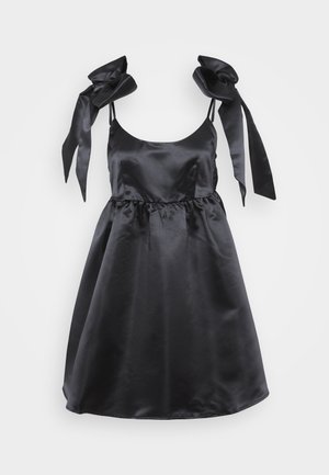 Abito in satin nero con corpetto aderente e gonna svasata. Presenta ampie spalline legate e una vita arricciata per un tocco di dettaglio in più. Texture liscia in tutta la superficie.