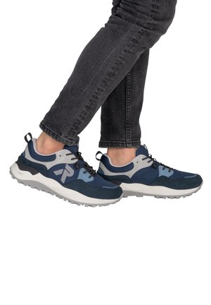 Marineblaue Sportschuhe aus Mesh- und Wildledermaterialien, mit grauen Akzenten, schwarzen Schnürsenkeln und einer robusten weißen Sohle.