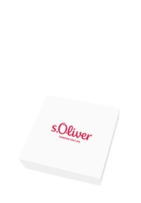 Scatola rettangolare bianca con testo rosso, "s.Oliver FASHION FOR LIFE," visibilmente stampato sul coperchio in un font corsivo.