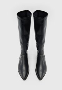 Μαύρες δερμάτινες μπότες μέχρι το γόνατο με μυτερή μύτη και εφαρμοστό σχέδιο. Ομαλή υφή με ομοιόμορφο φινίρισμα και χωρίς εμφανή μεταλλικά στοιχεία.