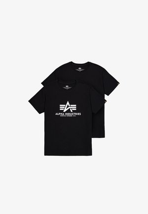 Čierne bavlnené tričká s bielym logom so "A" a tromi pruhmi pod ním. S okrúhlym výstrihom a krátkymi rukávmi, zobrazené v stohovanej polohe.