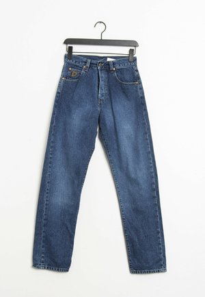 Niebieskie jeansy z wysokim stanem i prostymi nogawkami z przednimi i kieszonką na monety, wiszące na czarnym wieszaku na białym tle.