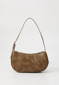 Bruine handtas van imitatieleer met een gebogen vorm, enkele schouderband en ritssluiting. Voorzien van gestikte details aan de voorkant.