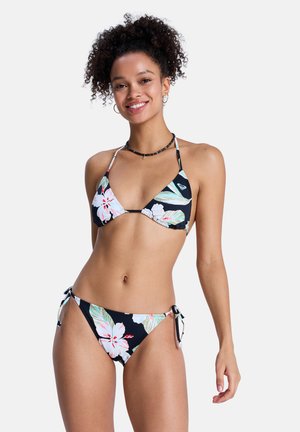 Čierne kvetinové bikiny s trojuholníkovým vrchom s ružovými a zelenými tropickými vzormi, nastaviteľnými šnúrami na spodnej časti a ľahkým materiálom.