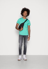 Tommy Jeans SLIM JASPE CREW NECK - T-shirt básica - tropic palm