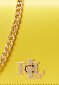 Lauren Ralph Lauren LEATHER CROSSBODY TURN-LOCK TECH CASE - Taška cez plece - lemon daffodil