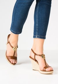 MICHAEL Michael Kors Sandály na vysokém podpatku - cognac