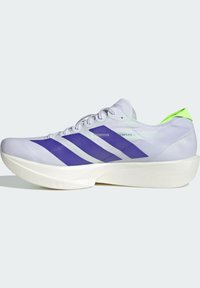Chaussure de course blanche légère avec trois bandes bleues, design à lacets, semelle épaisse et rembourrée, et languette de talon vert néon.