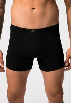 Schwarze Boxer Shorts aus glattem Stoff mit einem elastischen Bund, der an einem Logo-Tag befestigt ist. Einfaches Design, figurbetonte Passform, knielanger Schnitt.