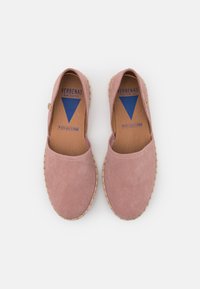 Różowe zamszowe espadryle z naturalną juchtą. Charakteryzują się prostym designem i materiałową podszewką, z niebieskim logo na wkładce.