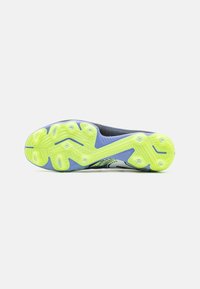 Scarpa da calcio con tomaia nera textured, suola verde e blu distintiva e tacchetti multidirezionali per maggiore trazione.