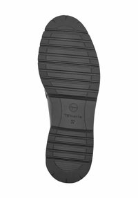 Černá gumová podrážka s texturovaným vzorem, která má drážky pro lepší přilnavost, a značku "Tamaris" s velikostí "37" vyraženou na povrchu.