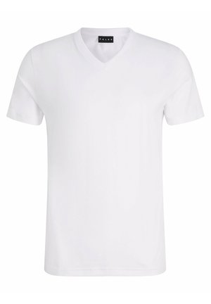 Witte v-hals t-shirt, grijze shorts met trekkoord en zakken, op maat gemaakt, gedragen met zwarte lage sneakers en sokken.