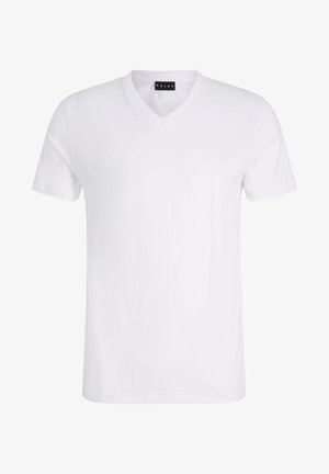 T-shirt bianco a scollo a V, pantaloni corti grigi con coulisse e tasche, vestibilità aderente, indossati con scarpe sportive nere a basso profilo e calzini.
