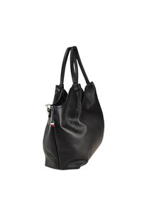 Zwarte leren tote bag met een zachte textuur, dubbele handvatten en een decoratief label met groene, witte en rode accenten.