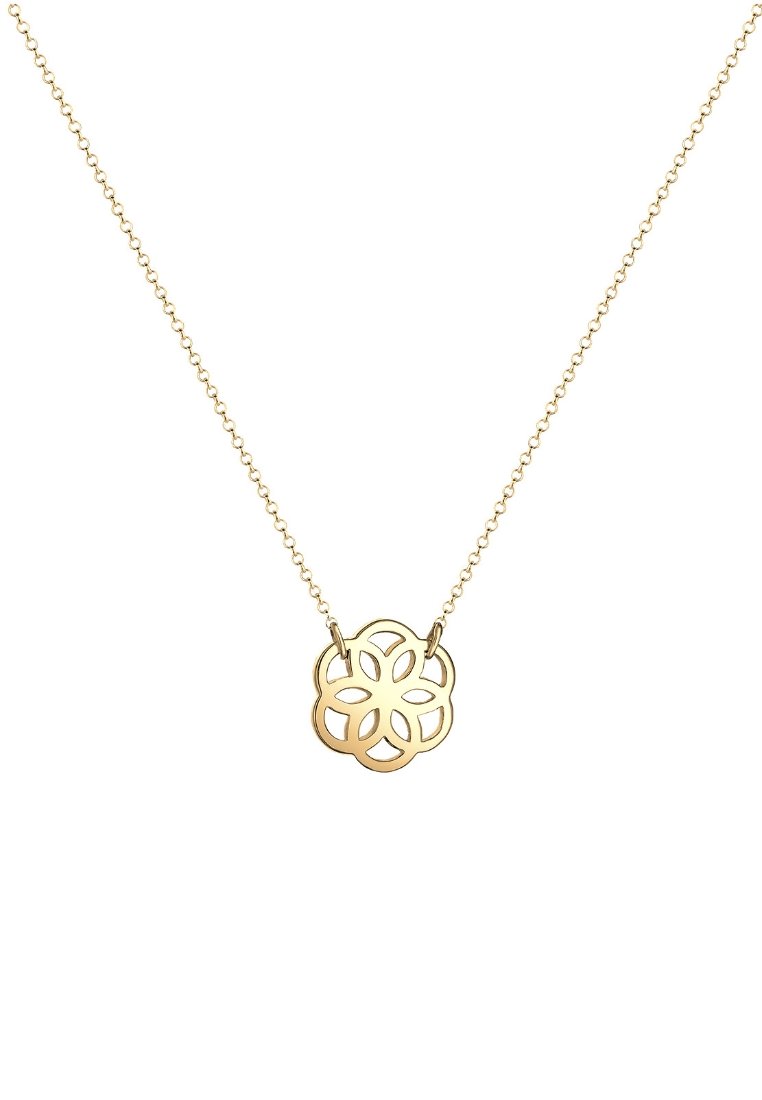 Guldmetal halskæde med en blomstformet vedhæng med udskårne designs. Kæden er delikat og fint linket, hvilket giver en subtil glans.
