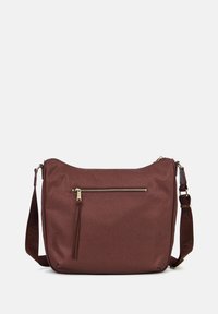 Borsa a tracolla in materiale sintetico rosso scuro con un motivo testurizzato. Presenta una cerniera superiore e una tasca frontale con zip con dettaglio a nappina.